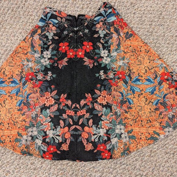 Gorgeous BEBE Jacquard Black Floral Skirt 00 - Picture 3 of 6